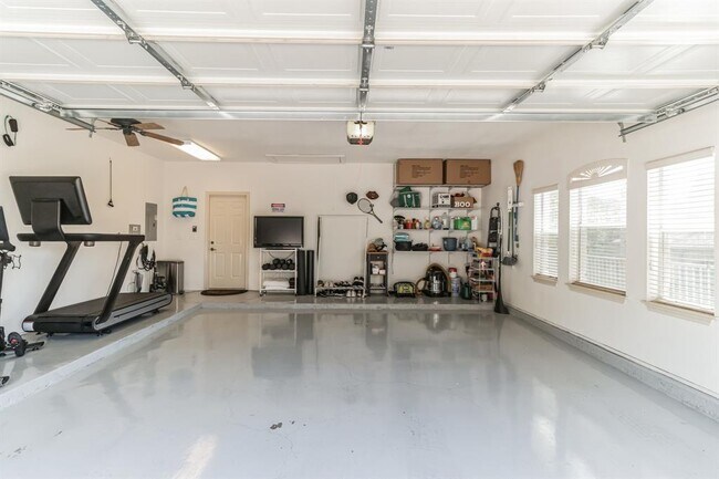 Building Photo - 5511 Oakwood Cove