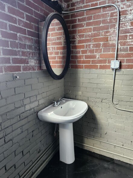 Master Bath - 600 Virginia St W