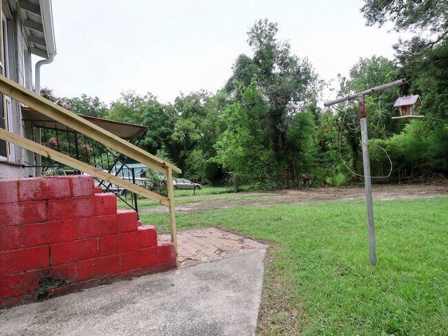 Building Photo - Affordable 2BR Home with Recent Updates – ...