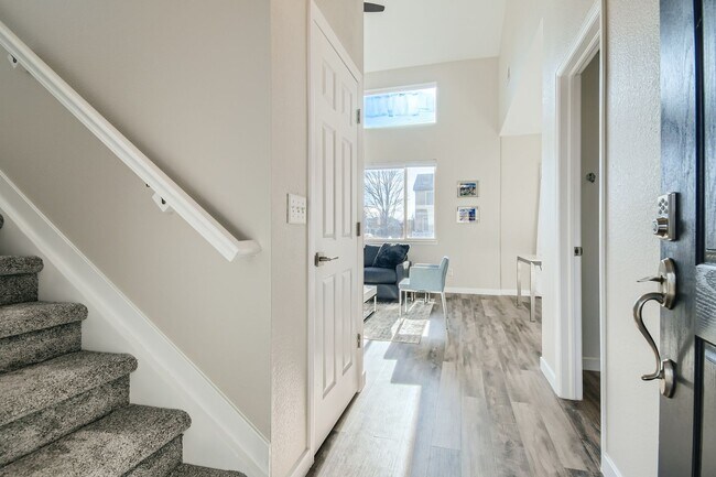 Building Photo - Lovely 3 BDR/3BA Home - 20 Minutes to Denver