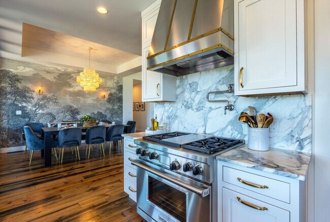 Building Photo - 3500 Westcliff Dr