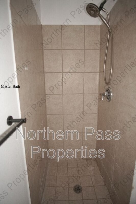 Building Photo - 8489 Roseway Dr