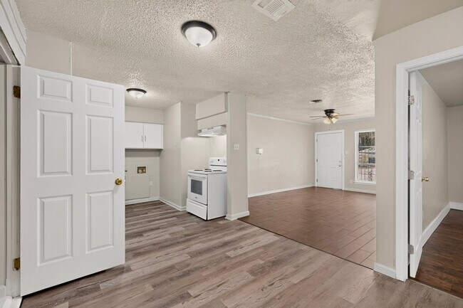 Building Photo - 937 Cleardale Dr