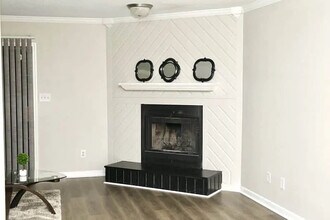 Building Photo - Room in Condo on Forest View Dr