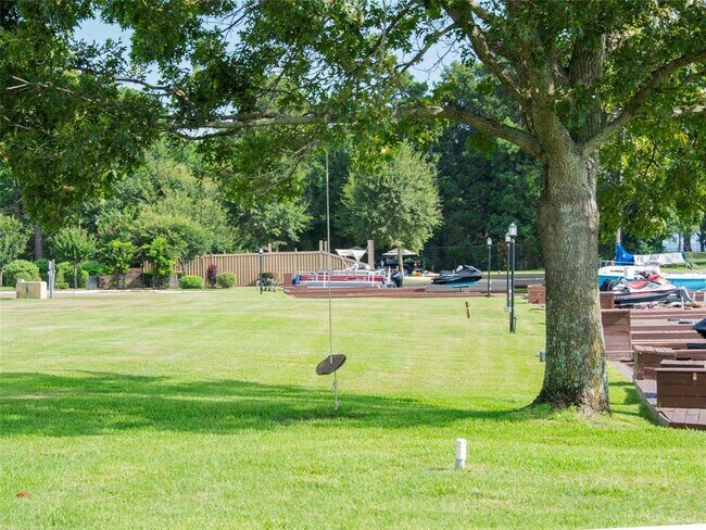 Building Photo - 801 River Rd