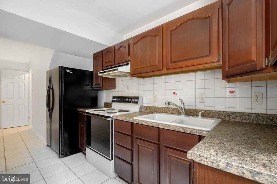 basement kitchen in law suite - 6124 Valley View Dr