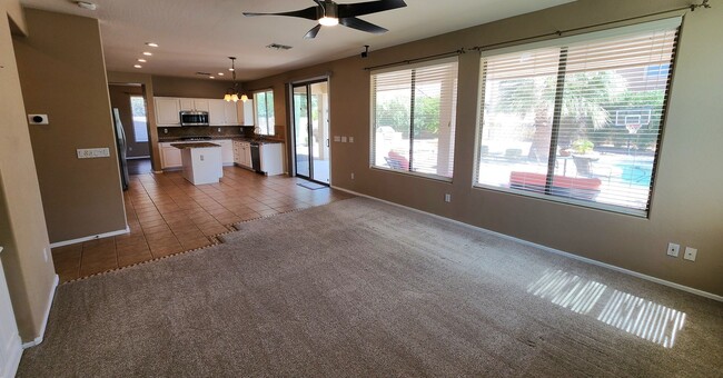 Building Photo - 4 Bedroom Home in the Sun Grooves Communit...