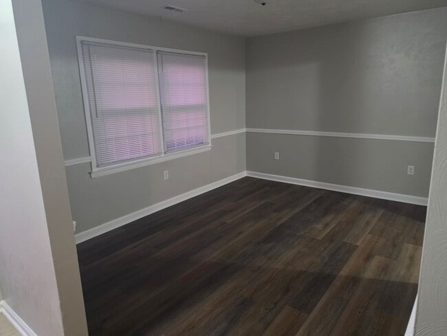 Building Photo - 3 bedroom 2.5 bath townhouse