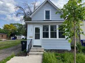 Building Photo - Great 2 bedroom plus den in a two-level ho...