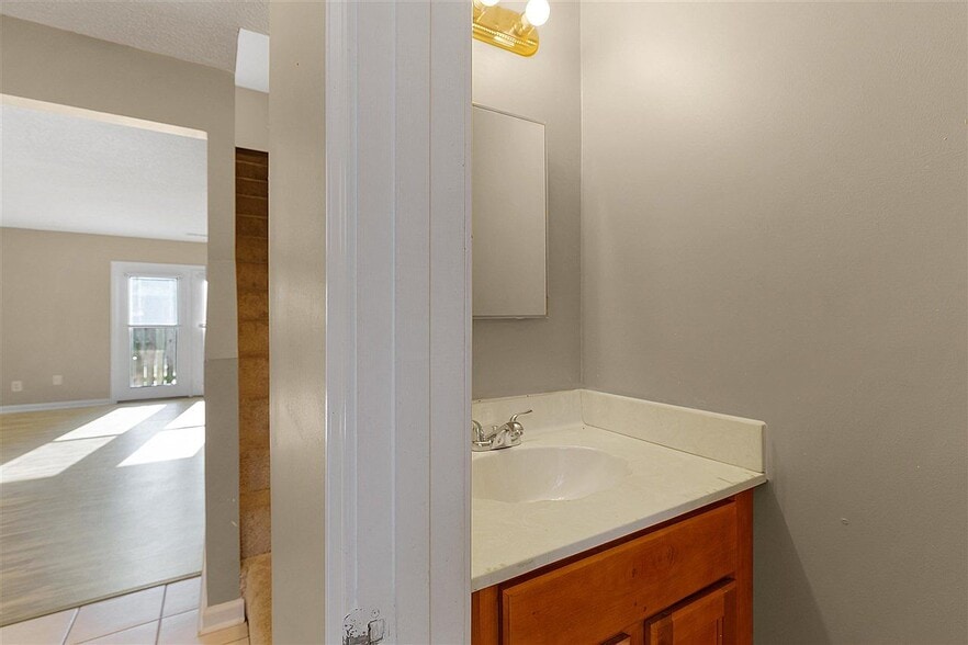 Building Photo - 725 Walker Rd