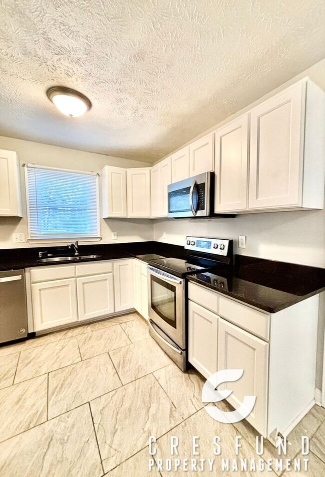 Building Photo - Coziest 3 Bed, 2 Bath - 15 MINUTES FROM YA...