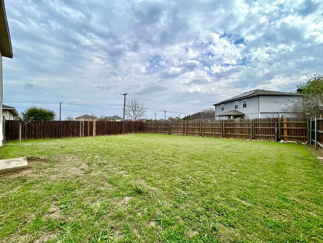 Building Photo - 102 Adamae Ln