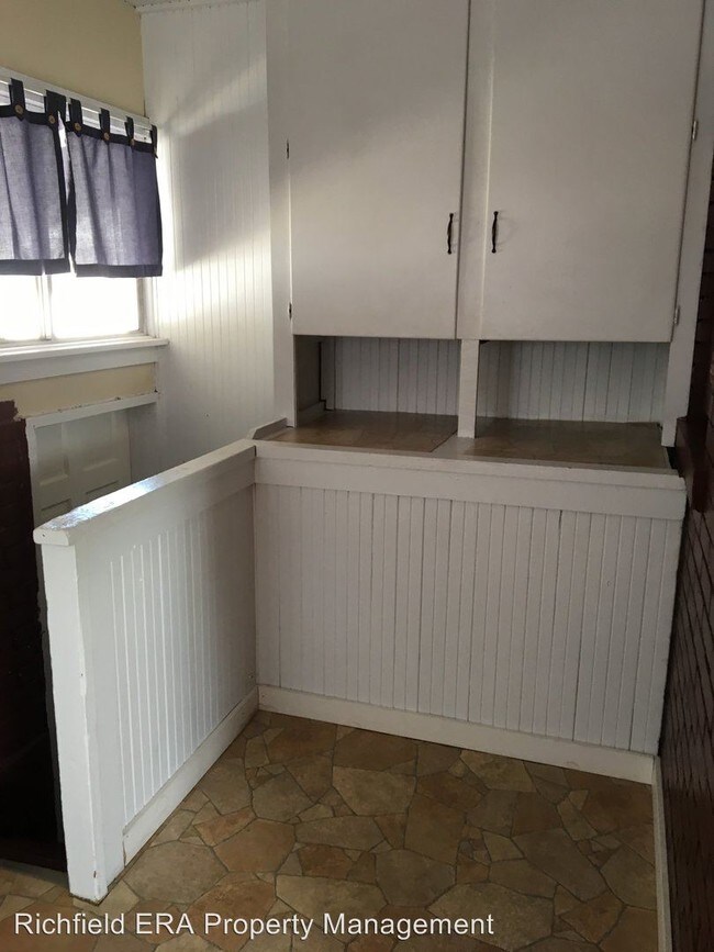 Building Photo - 3 br, 1 bath House - 131 North State Street