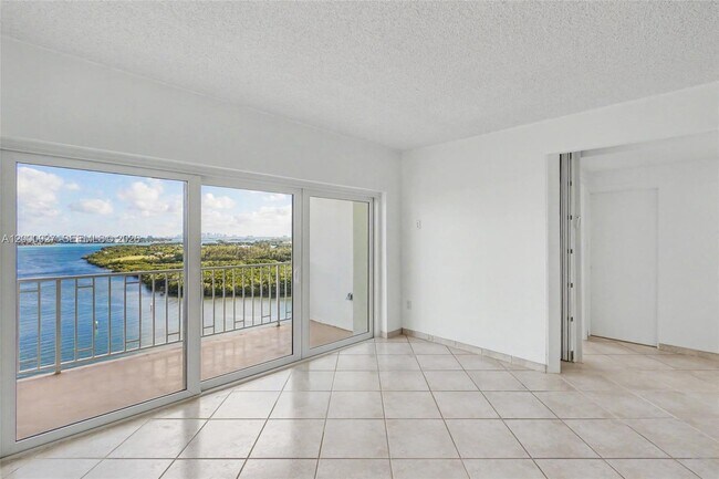 Building Photo - 500 Bayview Dr