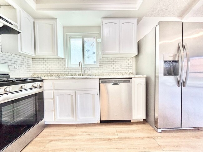 Building Photo - Oxnard | UPDATED | 2 Bed + 1 Bath- Upper u...