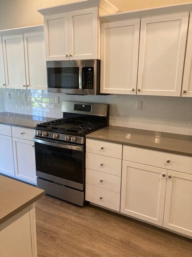 Building Photo - 4 bedroom, 3 full bath home  -Star