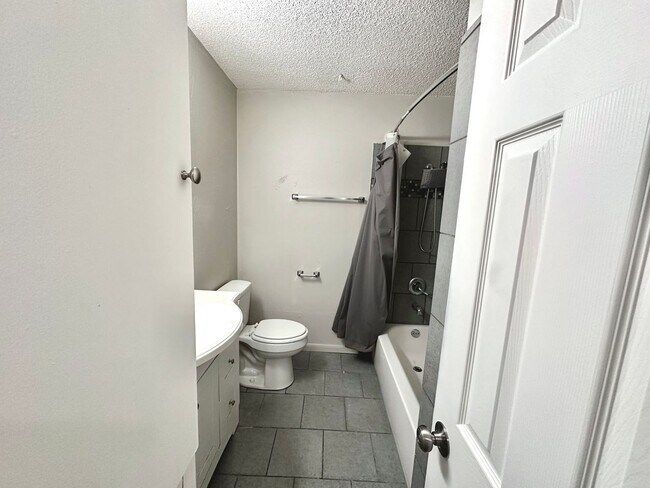 Building Photo - 3822 Southway Dr