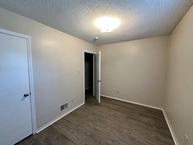 Building Photo - 4036 Tavineer Dr