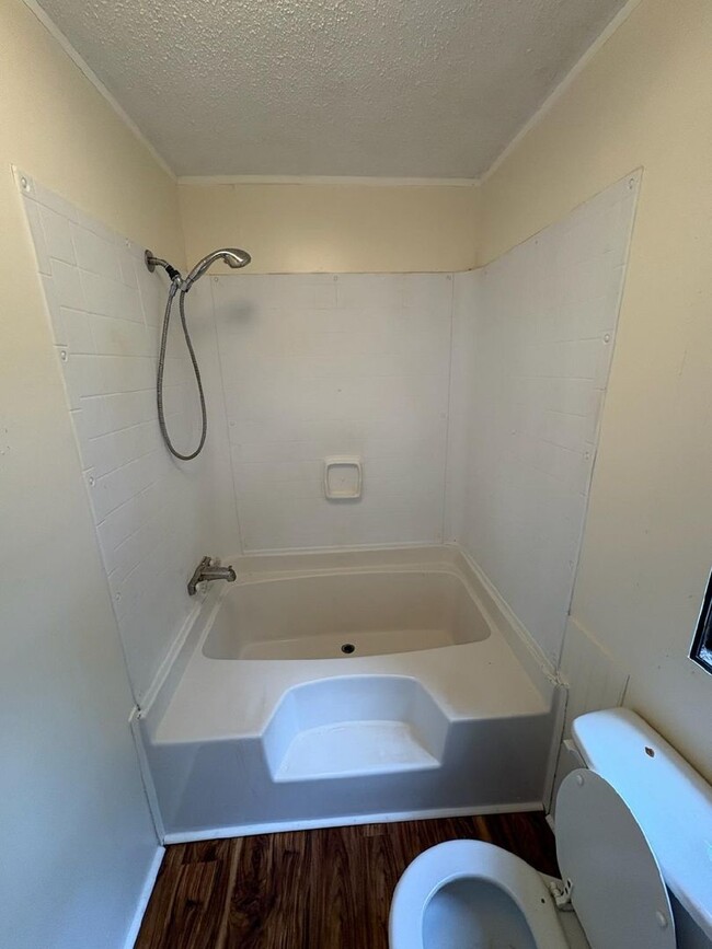 Building Photo - Nice 2 Bedroom in Candler