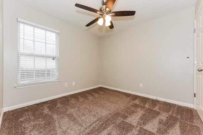 Building Photo - 1046 Golf View Way