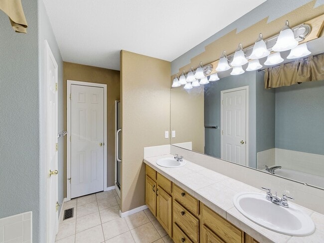 Building Photo - Beautiful 4-Bedroom Townhome With Finished Basement & 2 Full Kitchens!