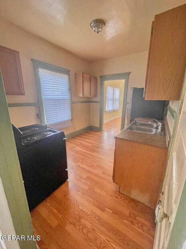Building Photo - 2526 Yandell Dr