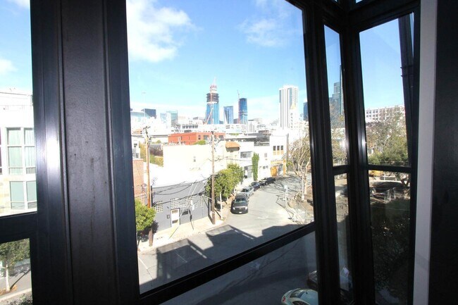 Building Photo - Rare Loft Style Condo, Huge Windows, High Ceilings, 1.5BR/2BA/3 Stories, Perfect Location!