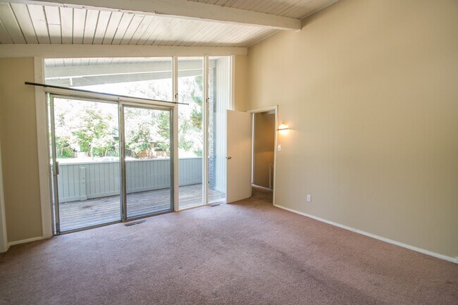 Building Photo - 1000 11th St