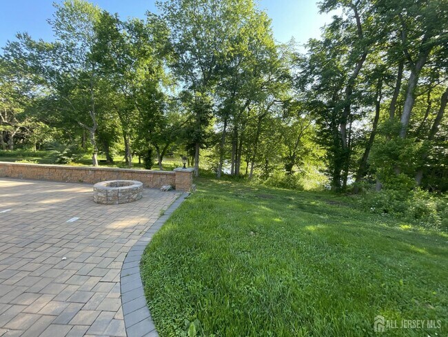 Building Photo - 15 Hope Dr