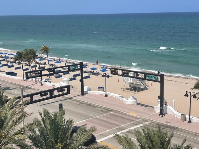 Building Photo - 3000 Riomar St