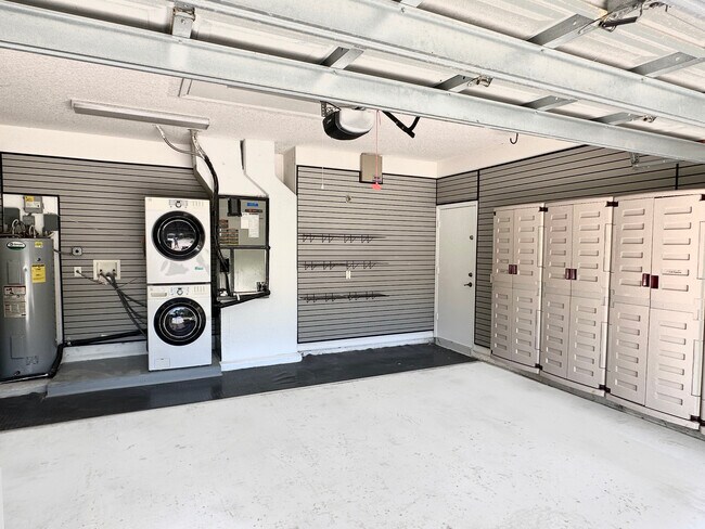 Two-car garage - 10667 Oak Bend Way