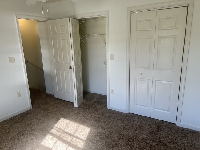 Building Photo - Charming 3-Bedroom End Unit Townhouse in B...