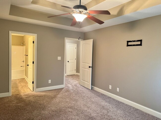 Building Photo - Luxury Townhouse! 2 Bed/2.5 Bath, 1 Car ga...