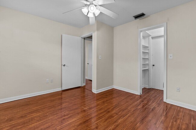 Building Photo - Great Location and Access to Interstate!