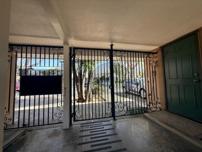 Building Photo - 666 Hope St