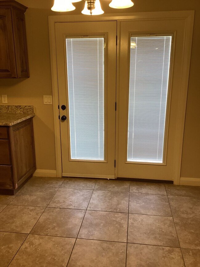 Building Photo - 340 1425 N St