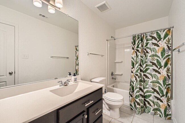 Building Photo - Convenient to Lackland!