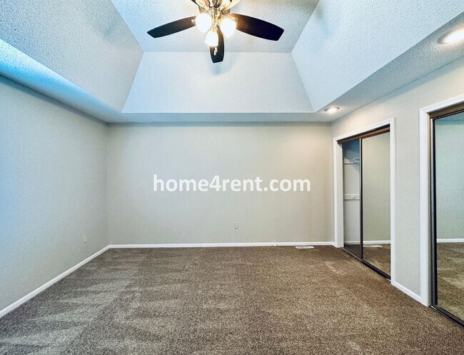 Building Photo - Beautiful Overland Park Home!