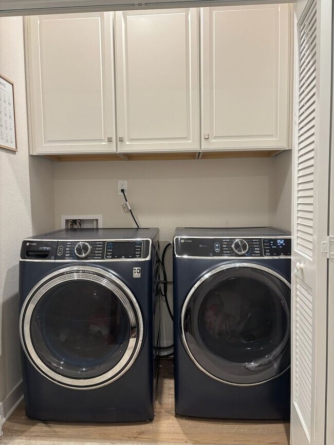 Building Photo - 4 Bed, 3.5 Bath Townhome Located just minutes from the VA/NC Line