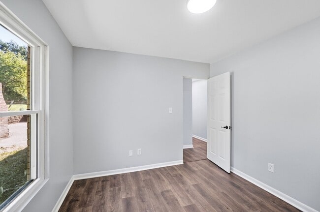 Building Photo - Newly Renovated Three Bed available to rent with move-in special!