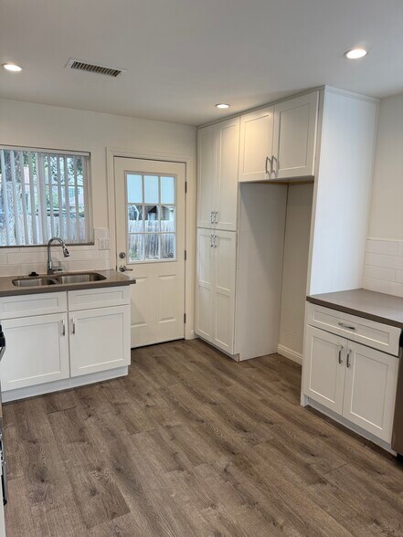 Kitchen - 154 S Grand Oaks Ave