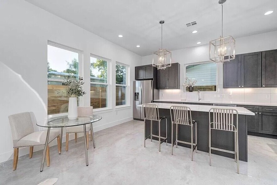 Building Photo - 5008 Lott Ave