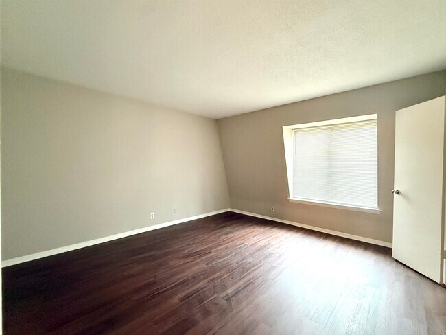 Building Photo - 6567 Poplar Woods Cir S