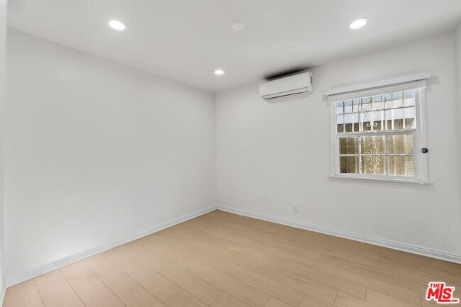 Building Photo - 1128 Irolo St