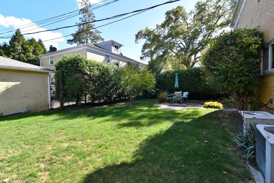 Building Photo - 2025 Riverside Dr