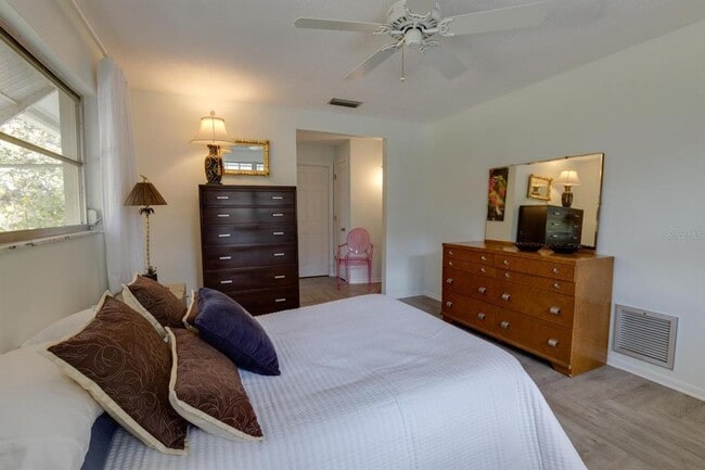 Building Photo - 511 Crystal Beach Ave