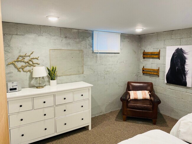 Building Photo - 517 W Milwaukee Dr