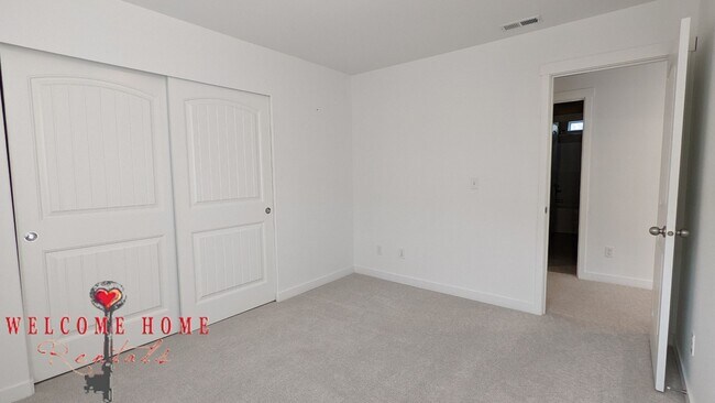 Building Photo - Beautiful open floorplan with FOUR large b...