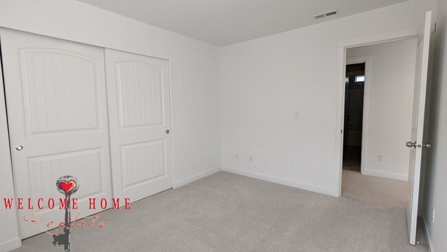 Building Photo - Beautiful open floorplan with FOUR large bedrooms and a cute office!!  AIR CONDITIONING!!!  NEW C...