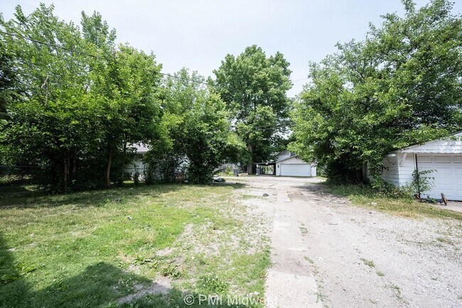 Building Photo - "Charming 3-Bedroom Duplex Haven on W 29th St – Spacious 1031 Sq Ft Gem in Indianapolis!"